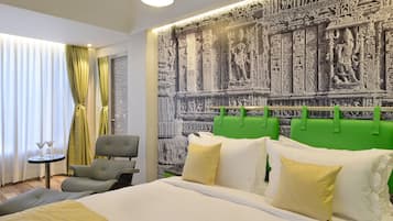 Habitación Deluxe con 1 cama doble o 2 individuales, vistas a la ciudad | Ropa de cama de alta calidad, minibar, caja fuerte y escritorio