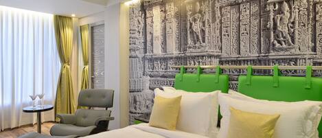 Deluxe-Doppel- oder -Zweibettzimmer, Stadtblick | Hochwertige Bettwaren, Minibar, Zimmersafe, Schreibtisch