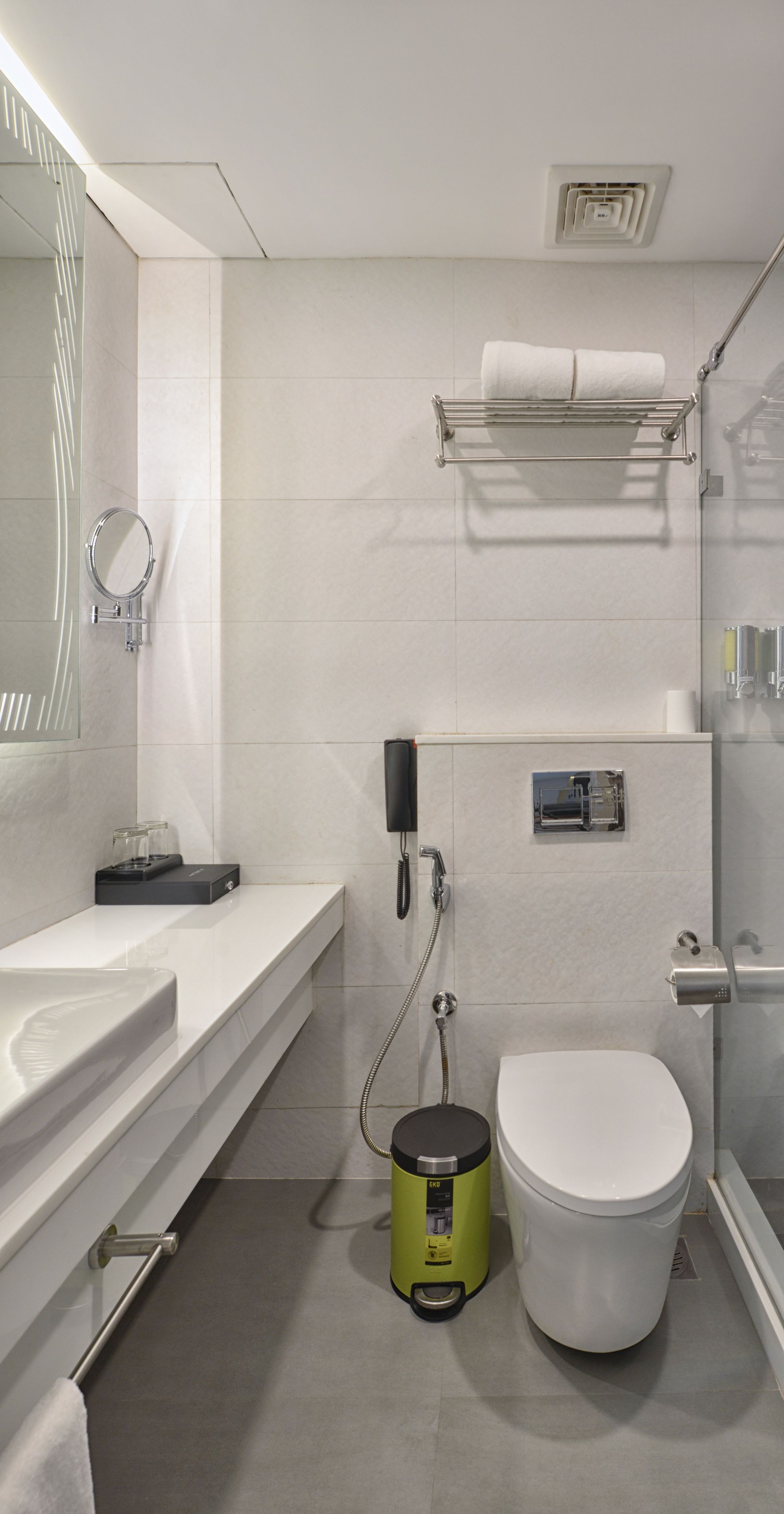 deluxe double or twin room, city view | bathroom | shower, free toiletries, hair dryer, bathrobes
