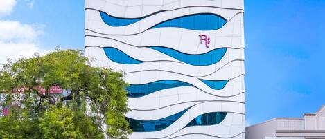 Un edificio moderno con fachada curva y múltiples ventanas.