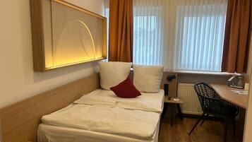 Comfort Single Room | Meja, ruang kerja komputer riba, Wi-fi percuma, cadar katil