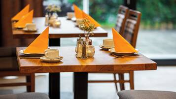 Sarapan bufet setiap hari (EUR 12.50 seorang)