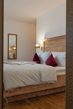Standard Double Room | Desk, laptop workspace, free WiFi, bed sheets - Hotel Kübler (Wendelstein)
