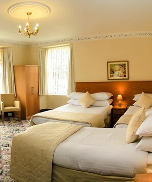 Habitación familiar (x 4 ) | Insonorización, tabla de planchar con plancha y cunas gratuitas 