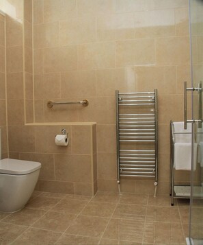 Family Room (x 3 ) | Bathroom - Atholl Villa Guest House (Pitlochry)