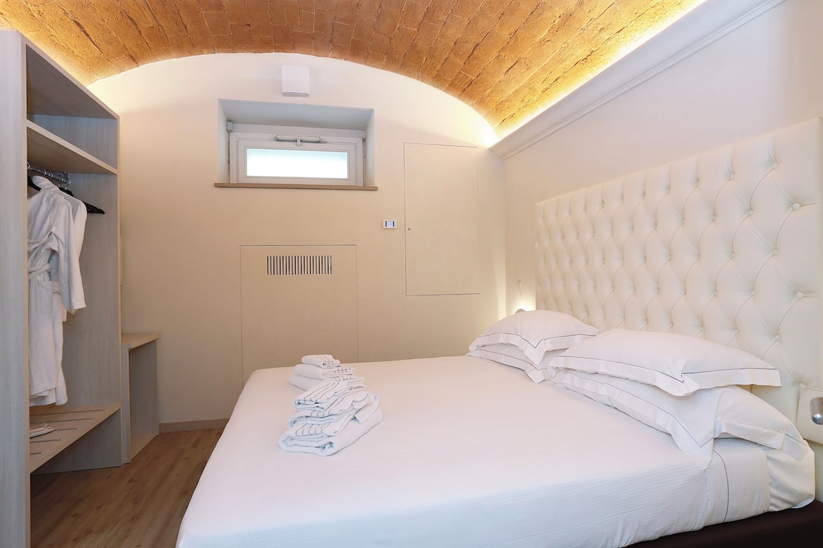 1 bedroom, premium bedding, laptop workspace, soundproofing