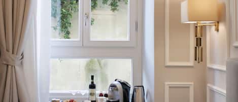 Ropa de cama de alta calidad y espacio para trabajar con laptop