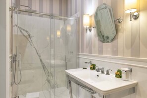 Shower, free toiletries, hair dryer - Florence Luxury Guest House (Florence)