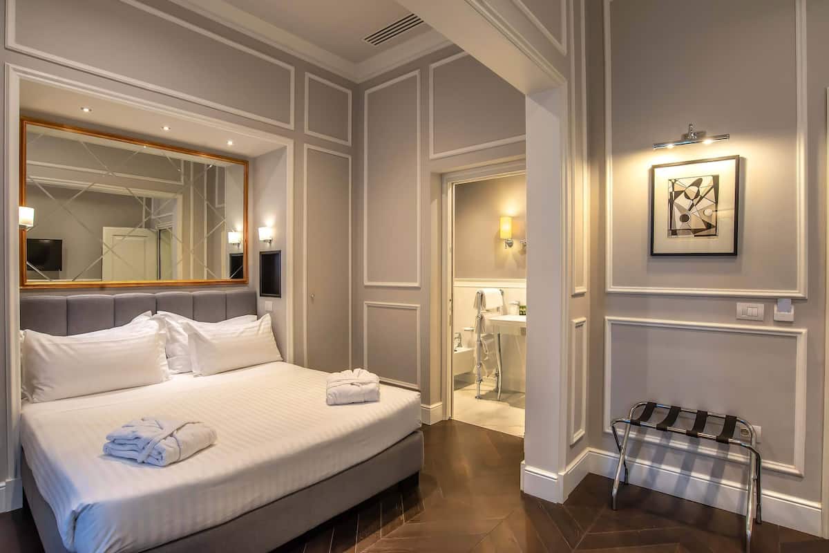 1 bedroom, premium bedding, laptop workspace, soundproofing