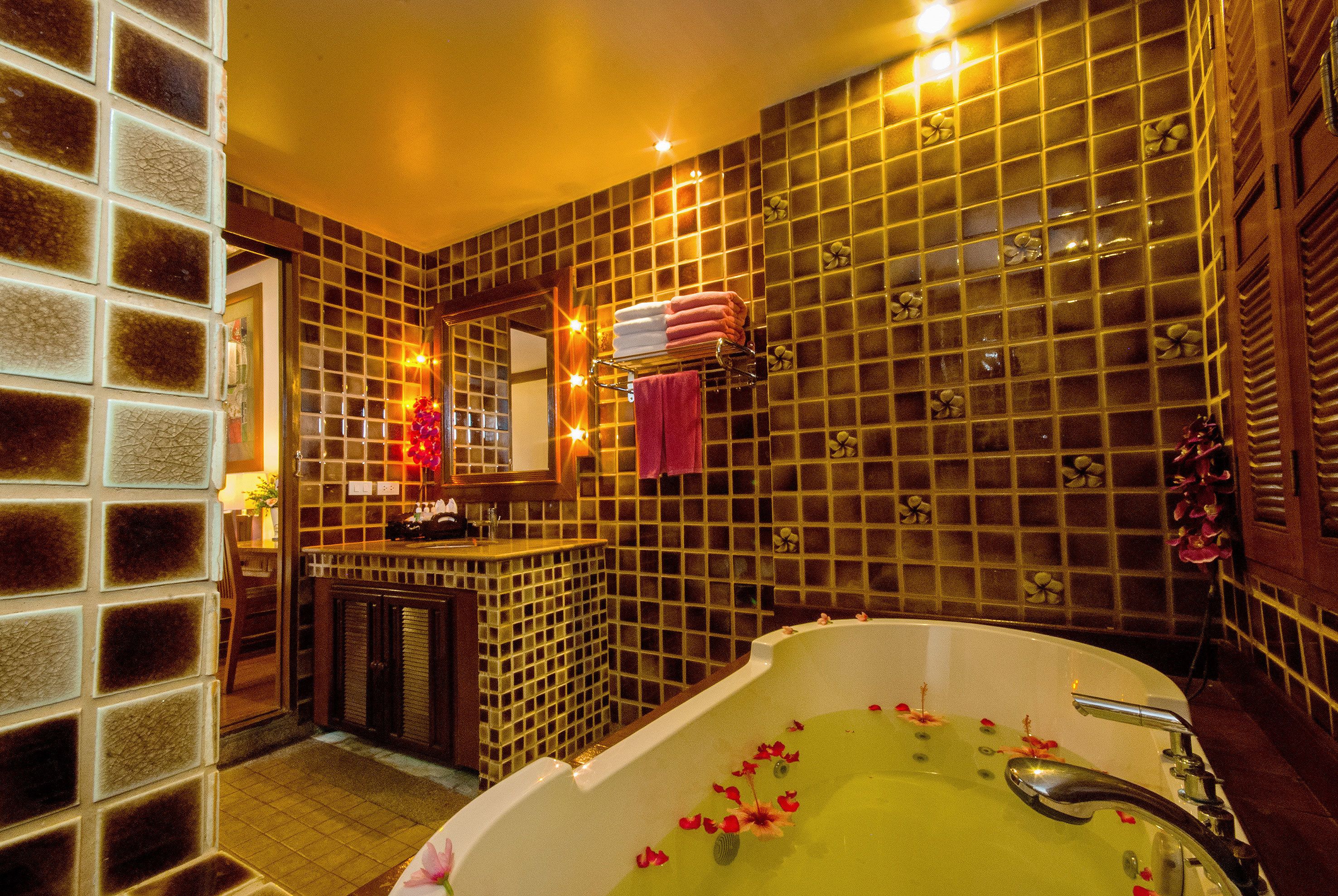 deluxe double room, 1 king bed, balcony, garden view | deep-soaking bathtub