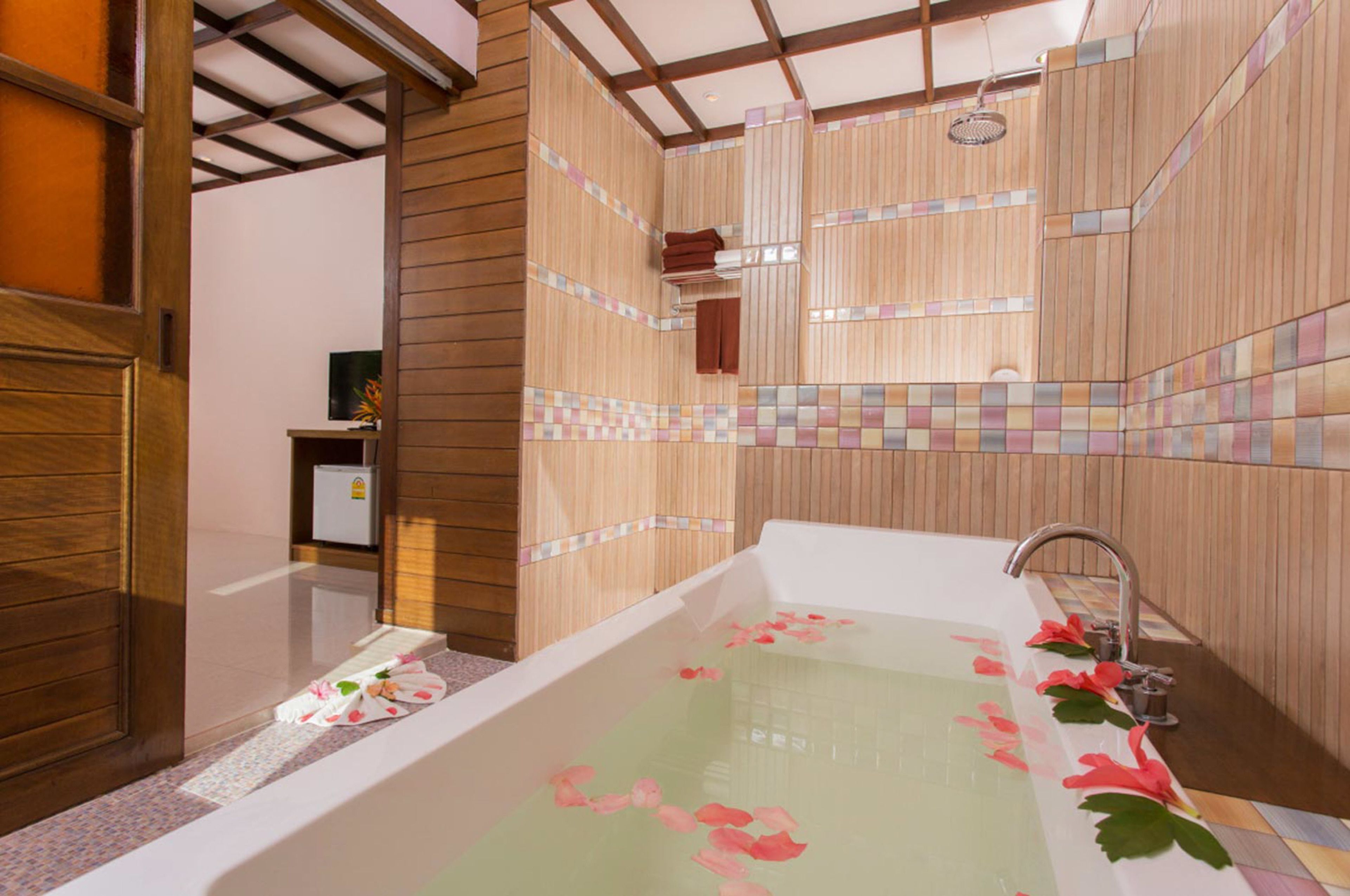 garden view bungalow | deep-soaking bathtub