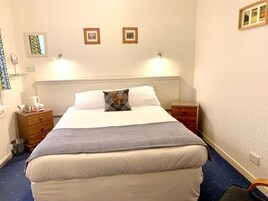 Classic Room, 1 King Bed | Blackout drapes, iron/ironing board, cribs (free), WiFi (free)