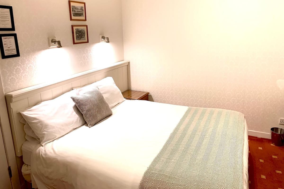 Habitación clásica, 1 cama de matrimonio grande | Cortinas opacas, tabla de planchar con plancha, cunas gratuitas