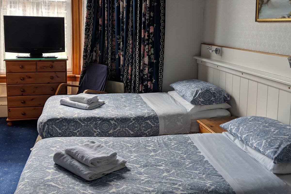 Habitación clásica con 1 cama doble o 2 individuales, varias camas | Cortinas opacas, tabla de planchar con plancha, cunas gratuitas