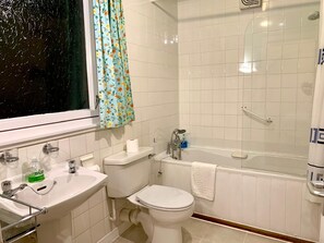 Blackout curtains, iron/ironing board, free cots/infant beds, free WiFi - Woodlea (Perth)