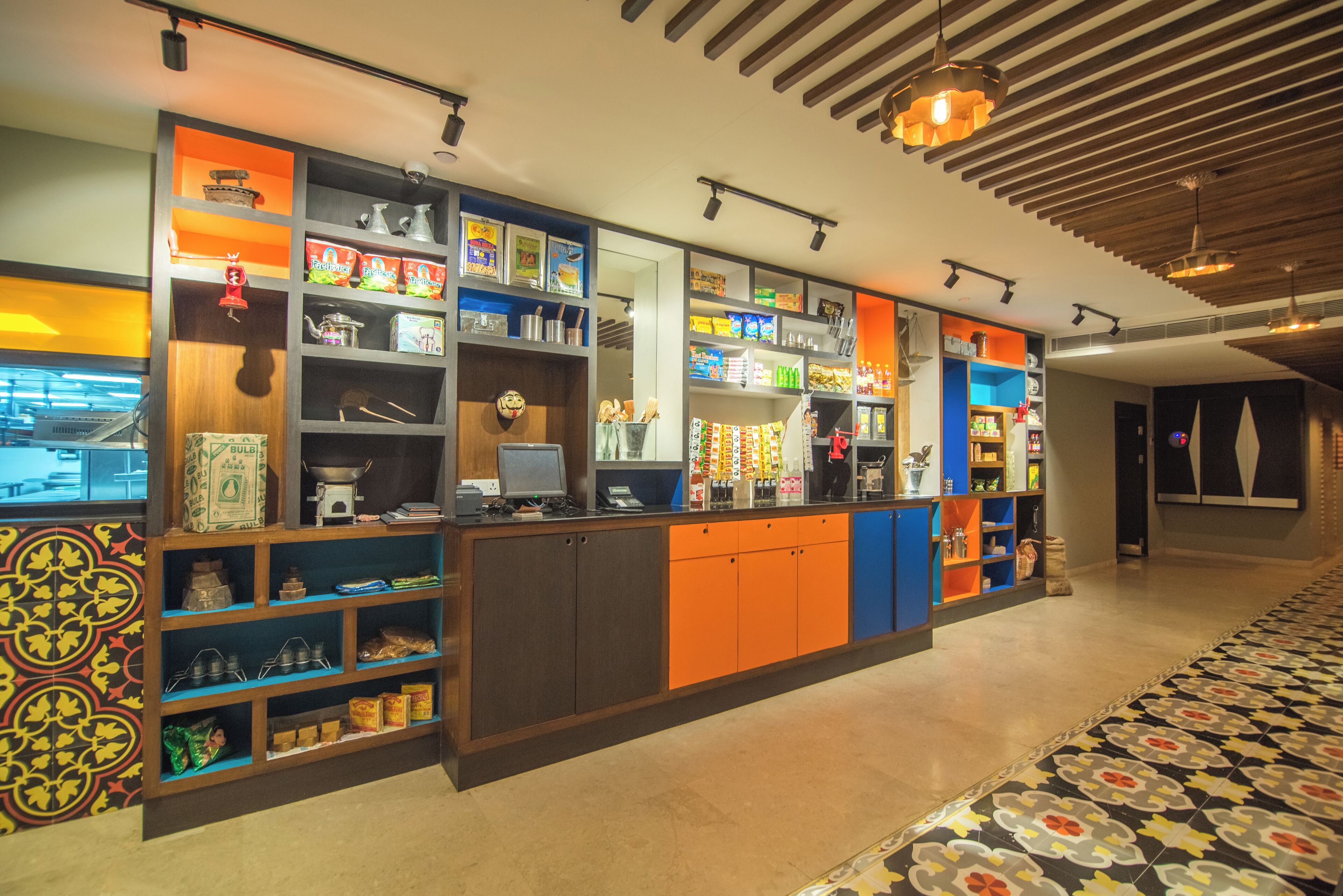 Un espace cuisine moderne et lumineux, où sont exposés divers produits alimentaires et appareils de cuisine.
