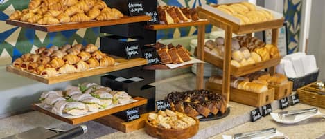 Petit déjeuner buffet (52 BRL par personne)