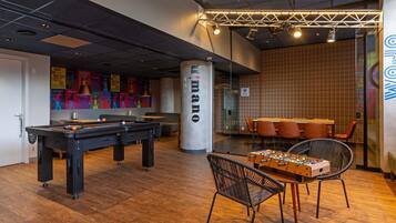 Serves breakfast and happy hour