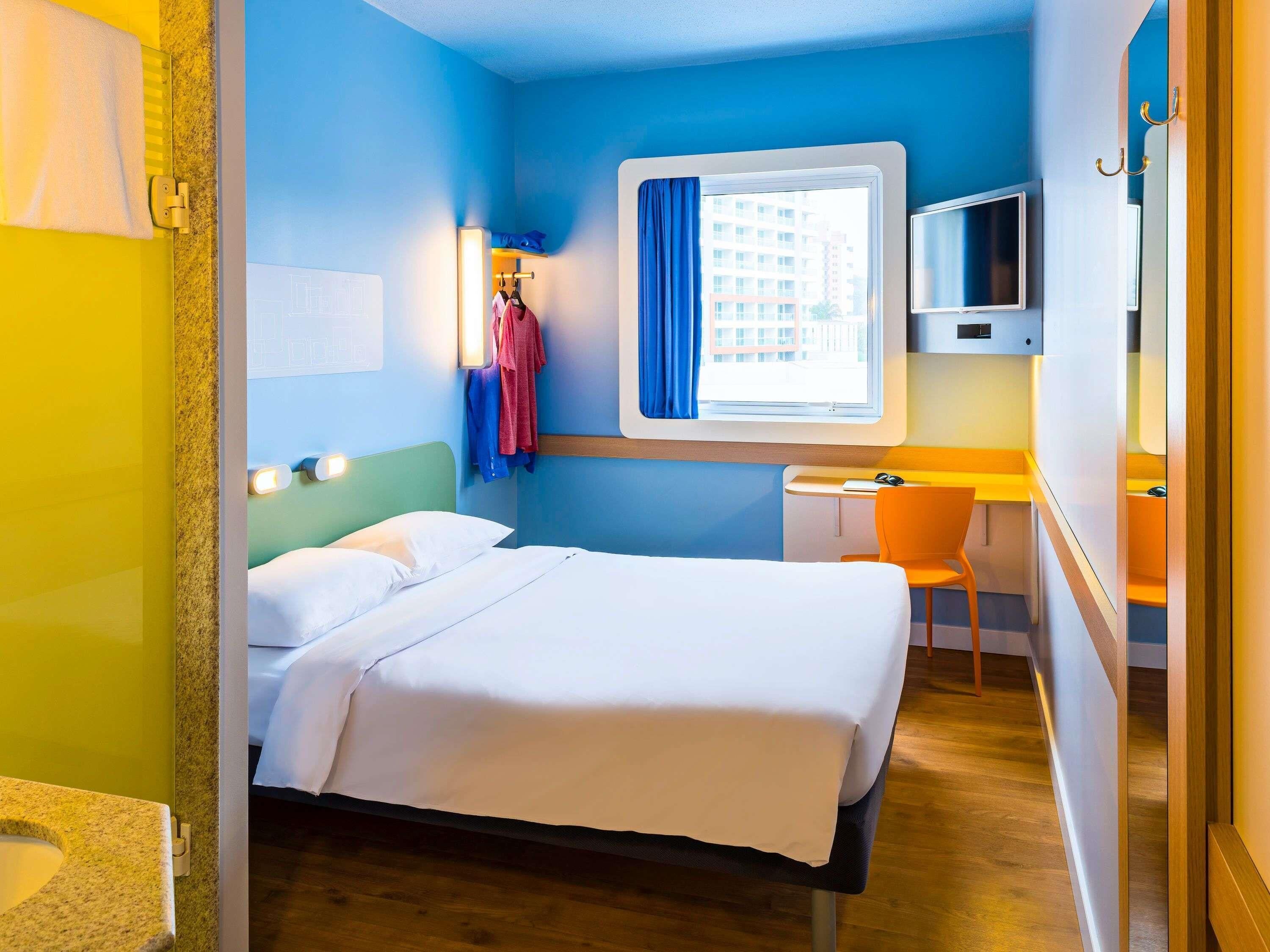 Soundproofing, free WiFi, bed sheets