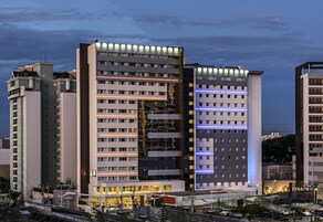 Fachada da propriedade à noite