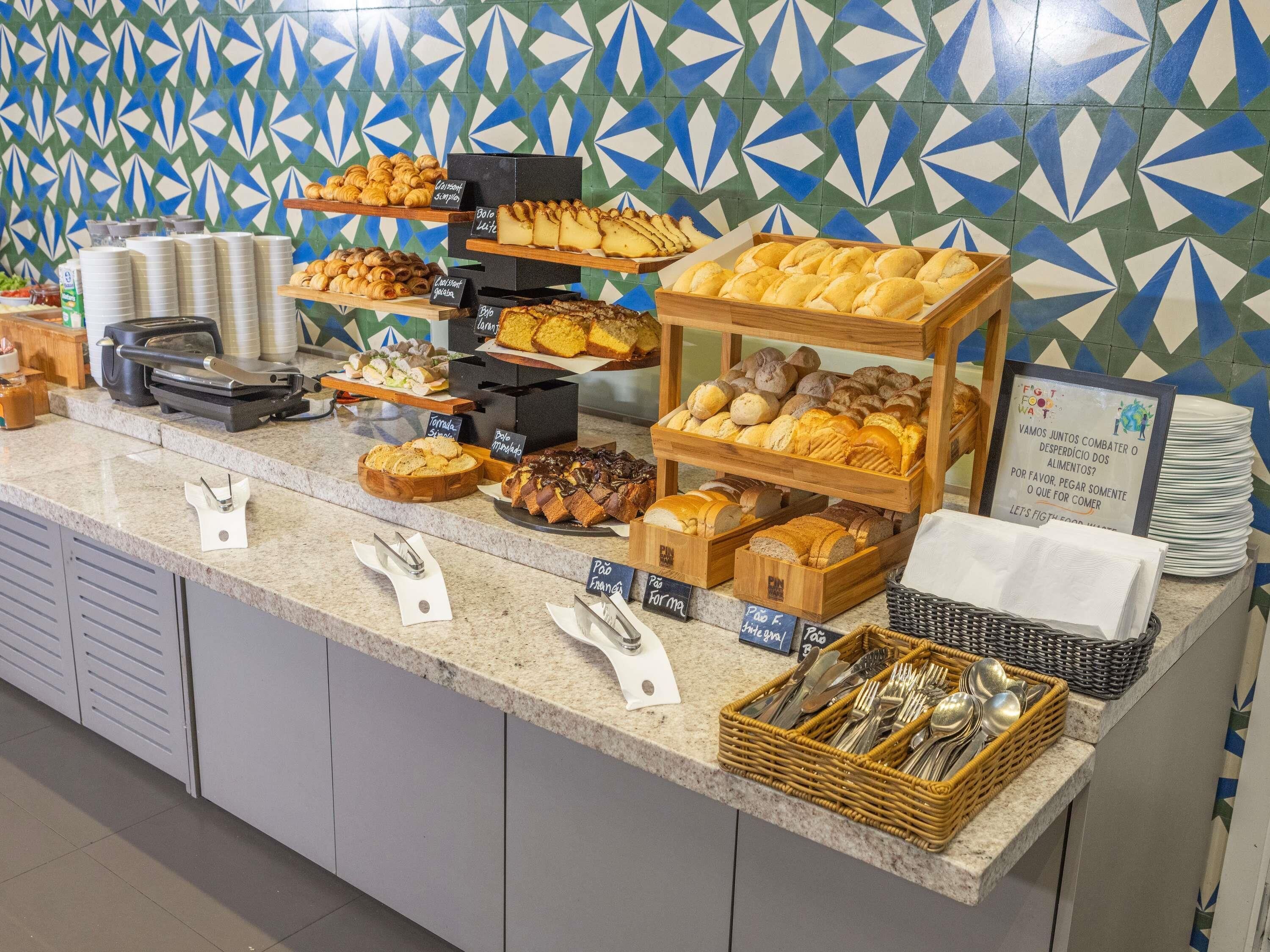 Café da manhã com buffet diário (BRL 52 por pessoa) 