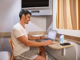 Quartos à prova de som, Wi-Fi de cortesia, roupa de cama