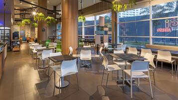 Café da manhã com buffet diário (BRL 54 por pessoa)