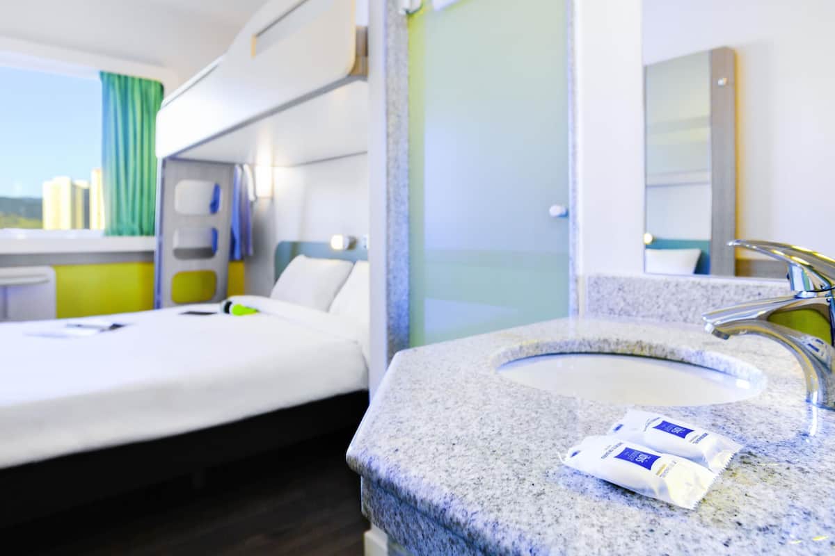 Soundproofing, free WiFi, bed sheets