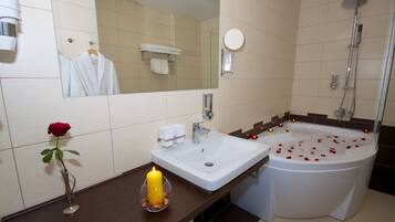 Apartment | Bathroom | Shower, free toiletries, hair dryer, towels
