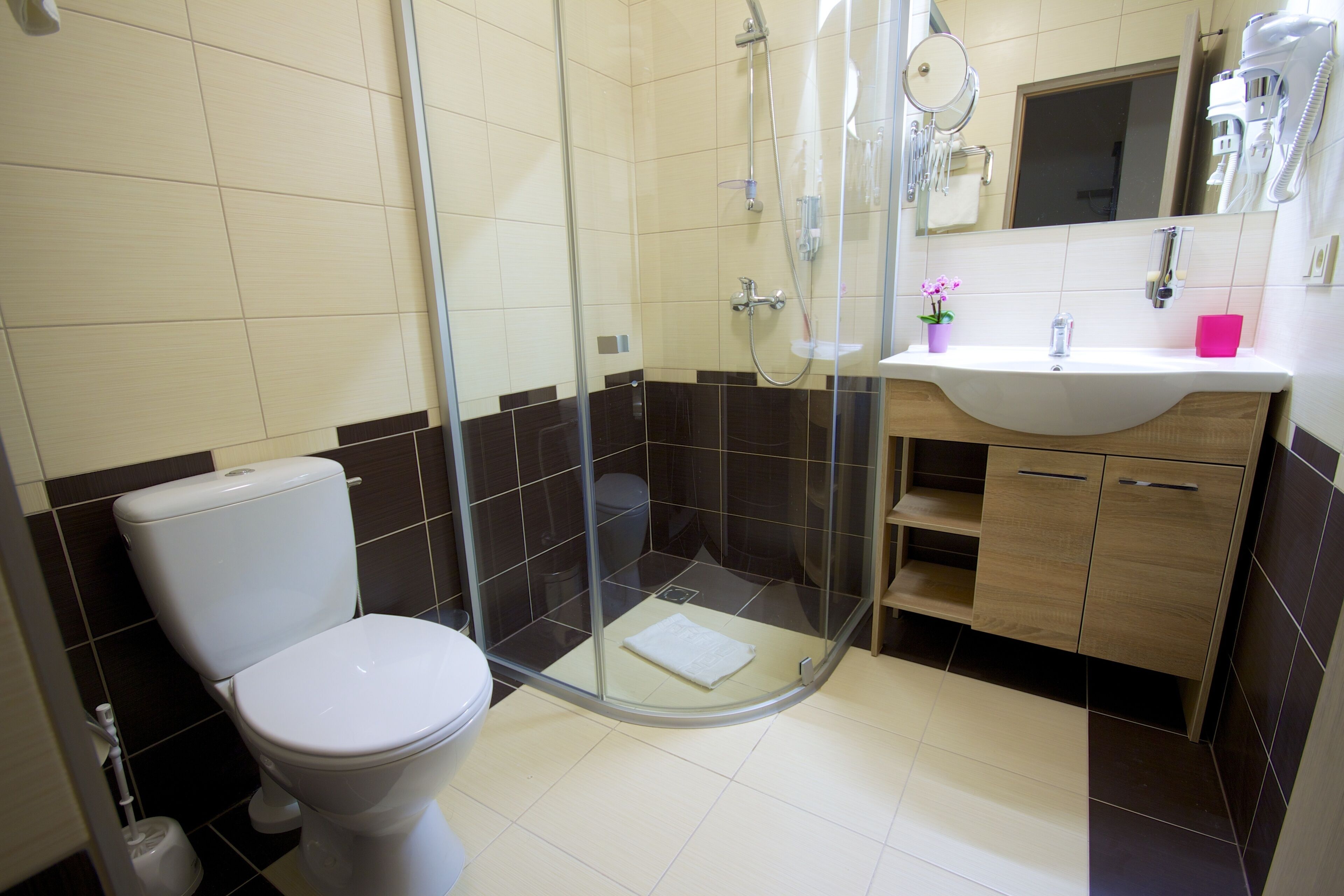 in-room safe, desk, free wifi