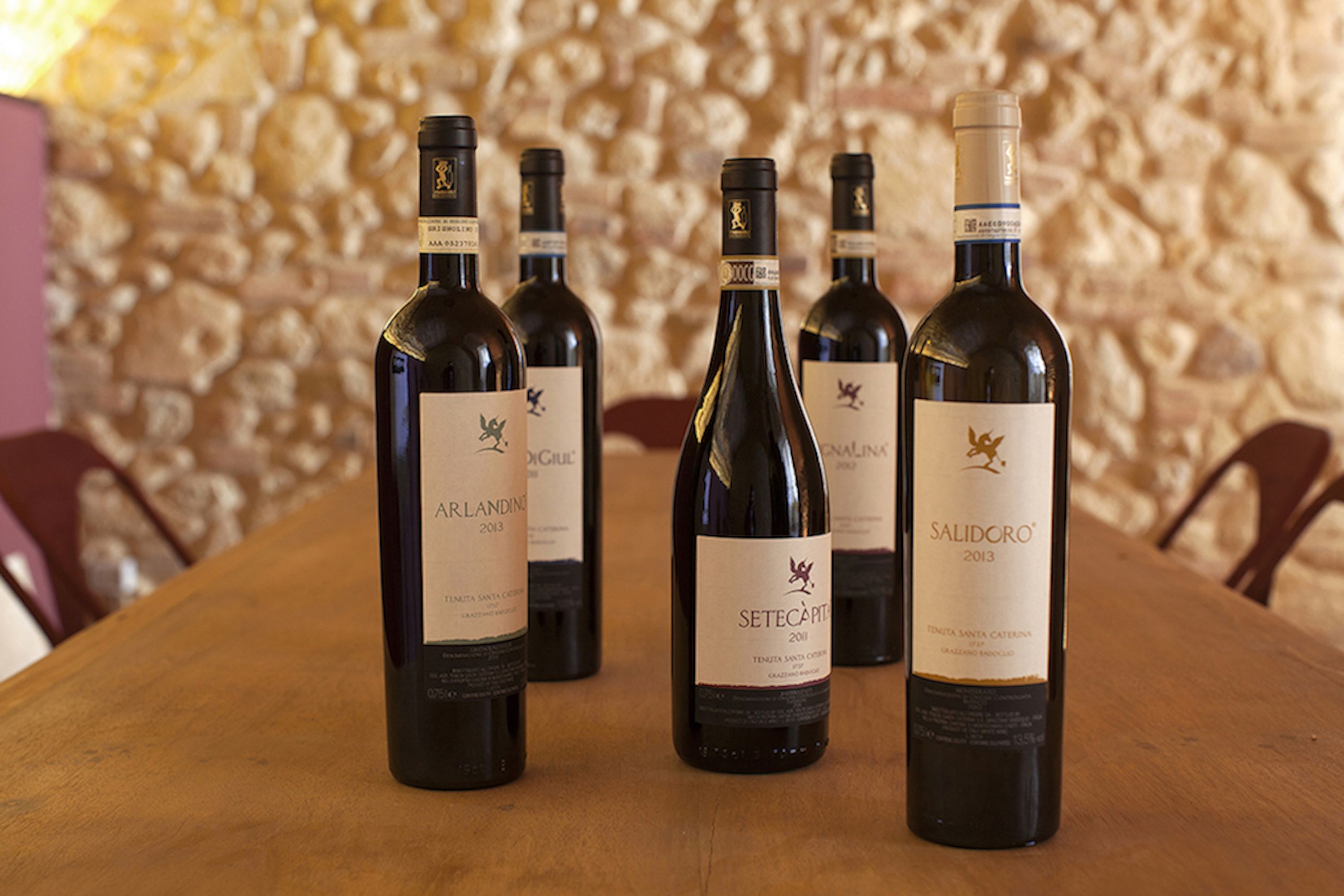 Una mesa de madera con varias botellas de vino.