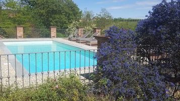 Piscine extérieure (ouverte en saison), parasols de plage