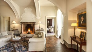 Un salon spacieux doté d’une cheminée, de meubles élégants et d’une architecture classique.