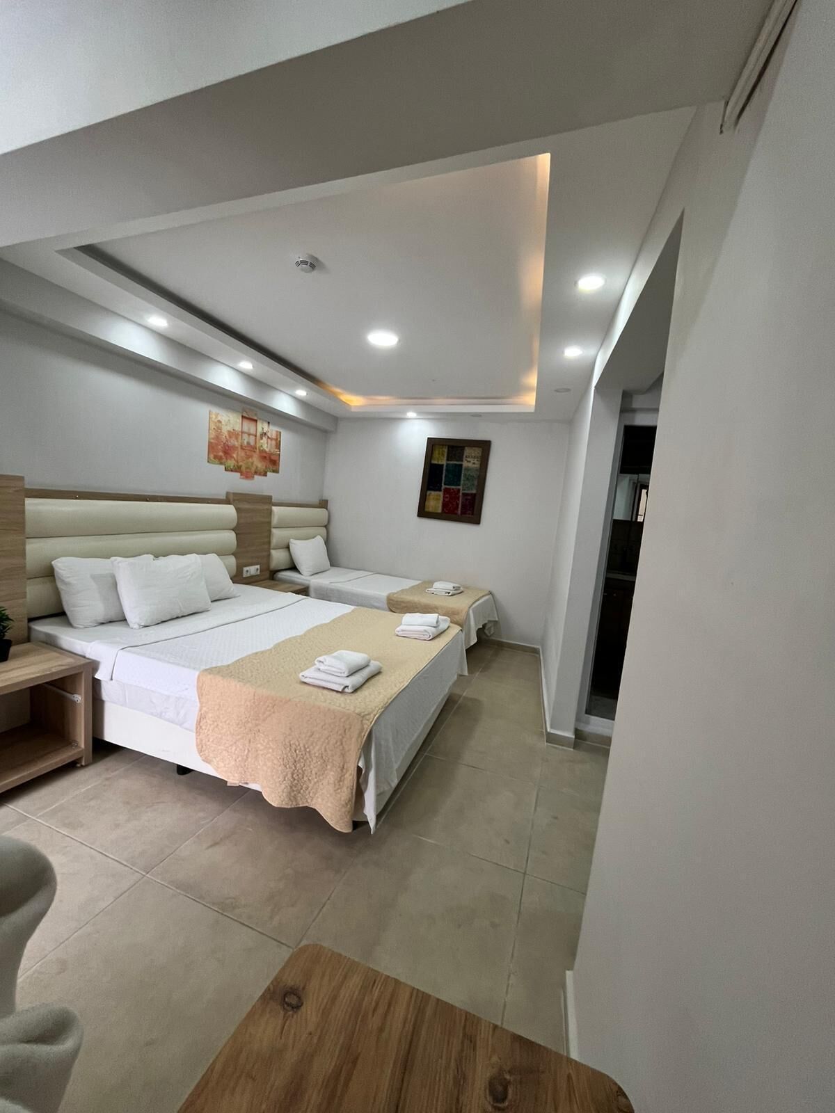 Quarto quádruplo econômico, para não fumantes, vista para a piscina | 2 quartos, lençóis italianos Frette, roupas de cama premium