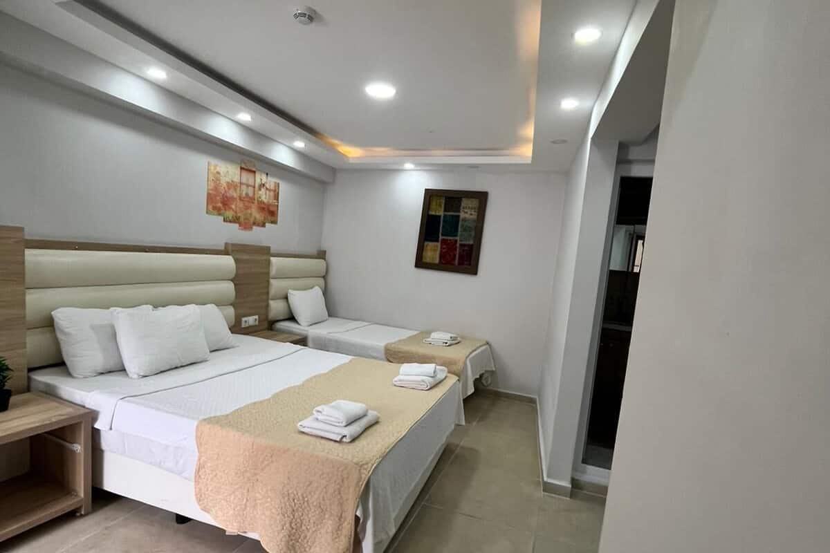 Quarto quádruplo econômico, para não fumantes, vista para a piscina | 2 quartos, lençóis italianos Frette, roupas de cama premium