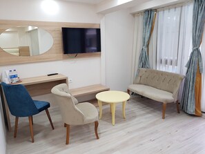 Deluxe trippelrum - 1 sovrum - utsikt mot trädgården | Vardagsrum | LCD-tv