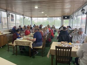 供應早餐、午餐和�晚餐，國際料理，游泳池景觀