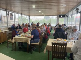Se sirven desayunos y cocina internacional, con vista a la piscina 