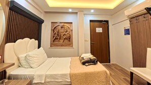 Una habitación de hotel con una cama, cabecera de madera, una obra de arte colgada en la pared, una puerta con un cartel y un armario.