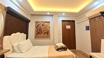 Standard Double Room | 2 bedrooms, Frette Italian sheets, premium bedding, blackout curtains