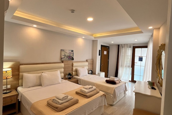 Deluxe Room, 1 Bedroom, Pool View | 2 bilik tidur, cadar Frette Itali, peralatan tempat tidur premium