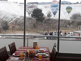 Se sirven desayunos y cocina internacional, con vista a la piscina 