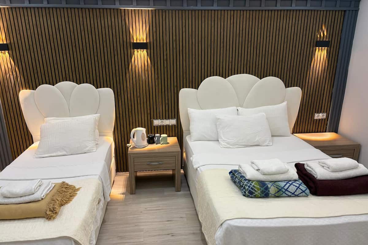 Familierom, bassengutsikt | 2 soverom, sengetøy av topp kvalitet, wi-fi (inkludert) og sengetøy