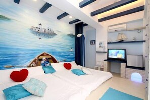 Quarto quádruplo standard | Individualmente decorados, individualmente mobiliados, escrivaninha