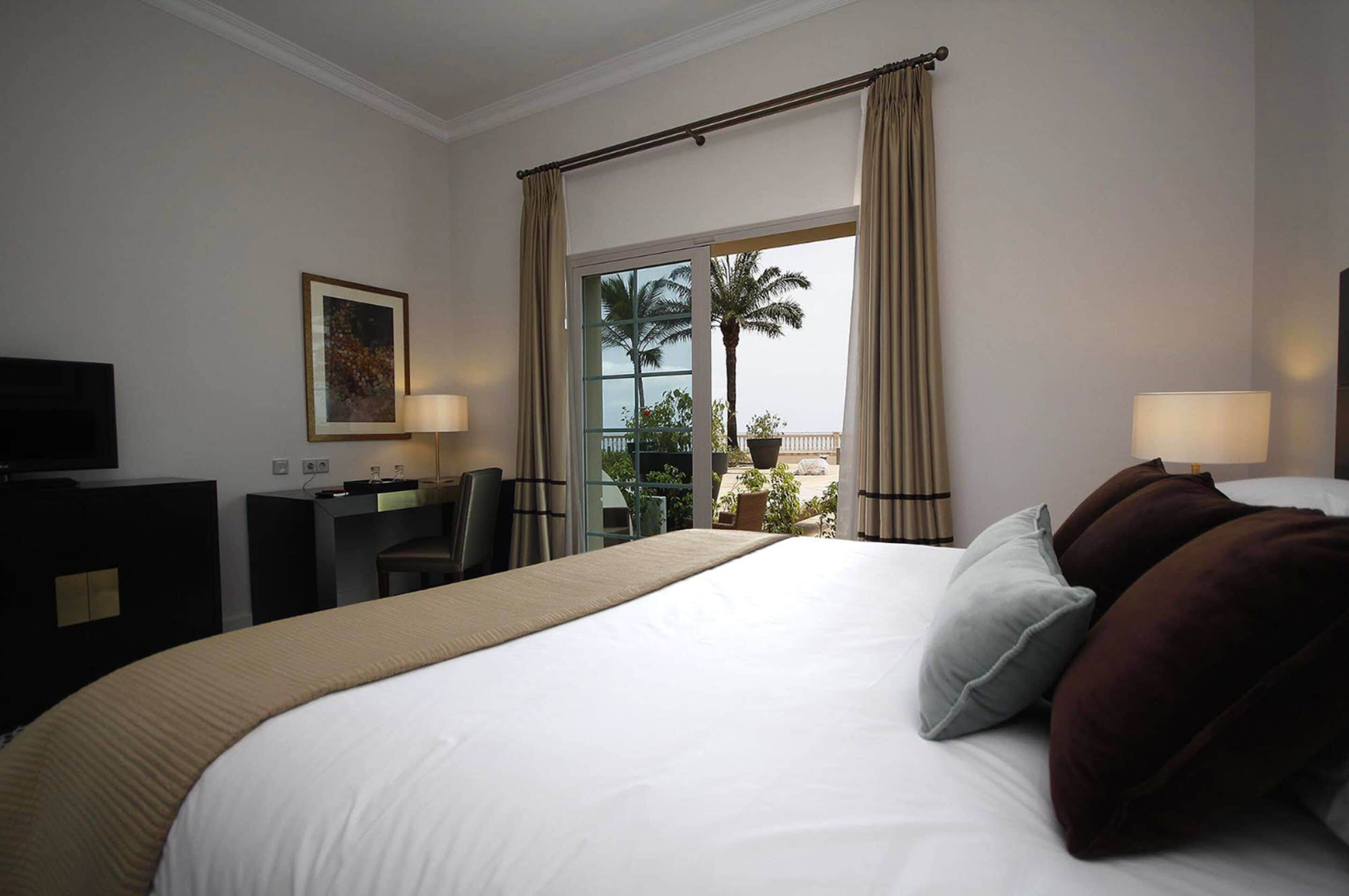 business room | premium bedding, minibar, in-room safe, desk