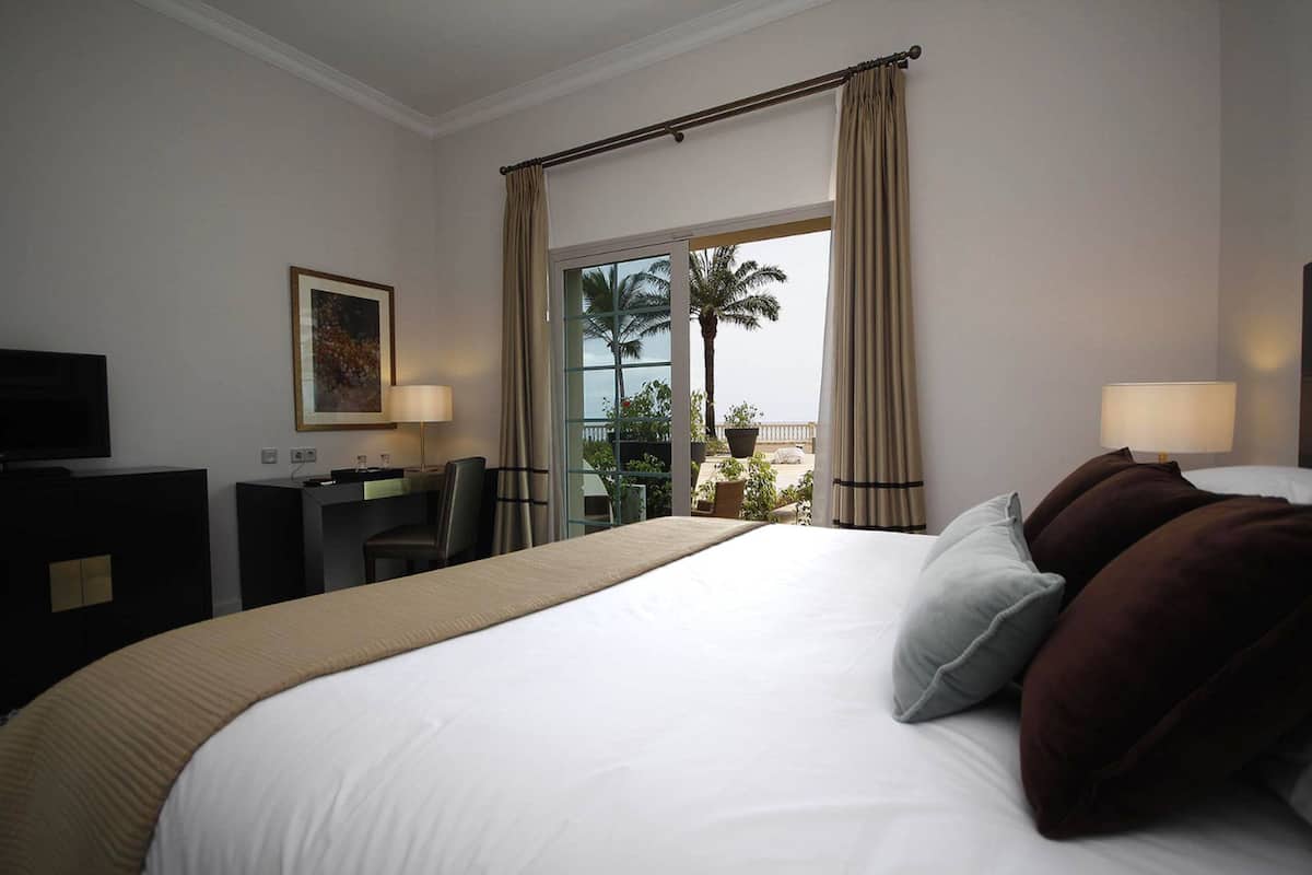 business room | premium bedding, minibar, in-room safe, desk