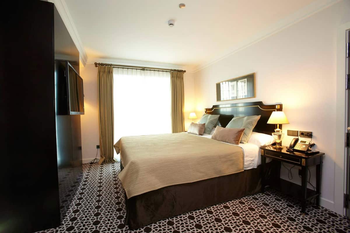 Suite (Prestige) | Premium bedding, minibar, in-room safe, desk