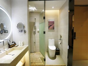 Dusche, kostenlose Toilettenartikel, Haartrockner, Hausschuhe