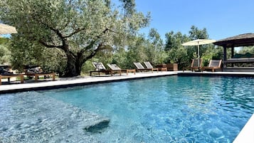 AuĂenpool, LiegestĂŒhle