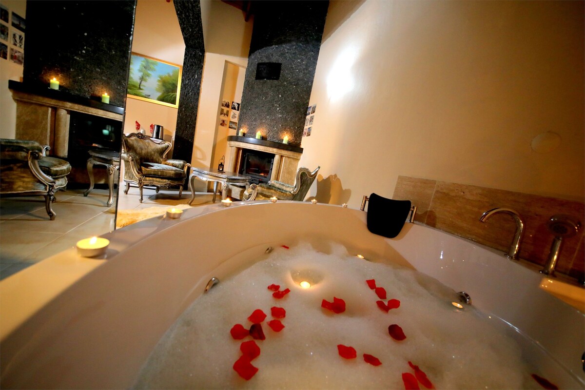 Grand-Suite, 1 Queen-Bett, Whirlpool, Blick auf den Innenhof | Whirlwanne